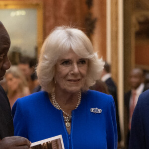 Le roi Charles III d'Angleterre et Camilla Parker Bowles, reine consort d'Angleterre, le président sud-afrcain Cyril Ramaphosa lors d'une exposition d'objets sud-africains de la collection royale à Buckingham Palace à Londres, le 22 novembre 2022. Le président sud-africain est en visite d'Etat à Londres.