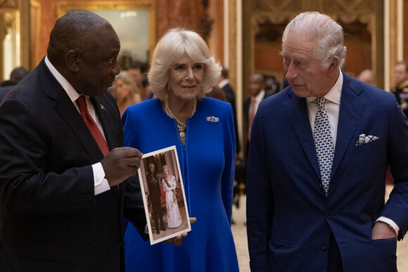 Le roi Charles III d'Angleterre et Camilla Parker Bowles, reine consort d'Angleterre, le président sud-afrcain Cyril Ramaphosa lors d'une exposition d'objets sud-africains de la collection royale à Buckingham Palace à Londres, le 22 novembre 2022. Le président sud-africain est en visite d'Etat à Londres.