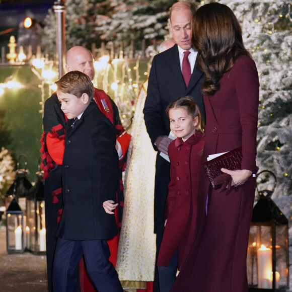 Le prince William, prince de Galles, Catherine Kate Middleton, princesse de Galles, le prince George, la princesse Charlotte - La famille royale à la sortie de la messe "Together at Christmas" à l'Abbaye de Westminster le 15 décembre 2022.