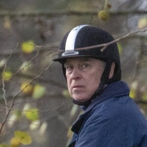 Le prince Andrew, duc d'York monte à cheval dans le parc de Windsor le 26 novembre 2022.