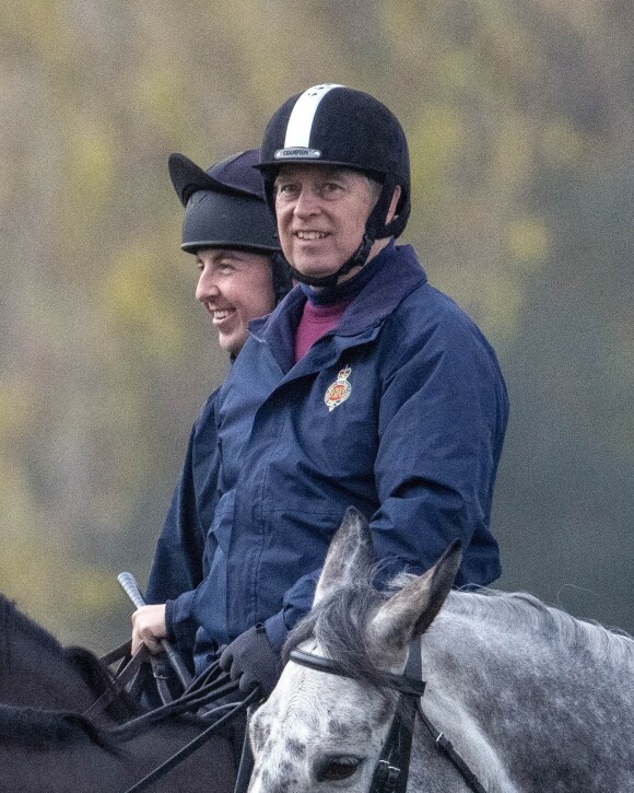 Le prince Andrew, duc d'York monte à cheval dans le parc de Windsor le 26 novembre 2022.