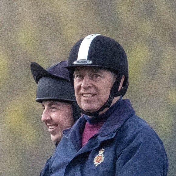 Le prince Andrew, duc d'York monte à cheval dans le parc de Windsor le 26 novembre 2022.