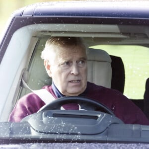 Le prince Andrew monte à cheval puis repart en voiture à Windsor le 17 octobre 2022. Il semblait rieur et de bonne humeur. Un couple, qui marchait sur la route, s'est écarté pour laisser passer le Range Rover du Prince.