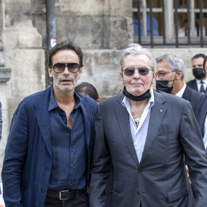 Anthony Delon, Alain Delon - Obsèques de Jean-Paul Belmondo en en l'église Saint-Germain-des-Prés, à Paris le 10 septembre 2021. © Cyril Moreau / Bestimage 