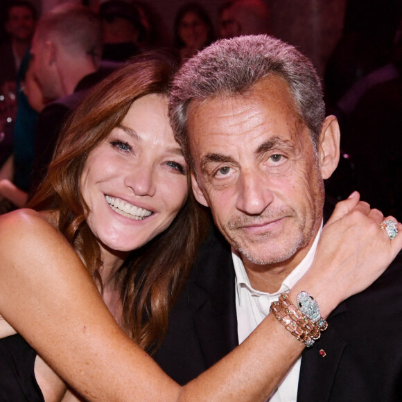 Carla Bruni-Sarkozy et son mari Nicolas Sarkozy - 19ème "Diner de la Mode" au bénéfice de Sidaction au Pavillon Cambon Capucines dans le cadre de la Fashion Week de Paris, France. Le 7 juillet 2022. © Rachid Bellak / Bestimage 