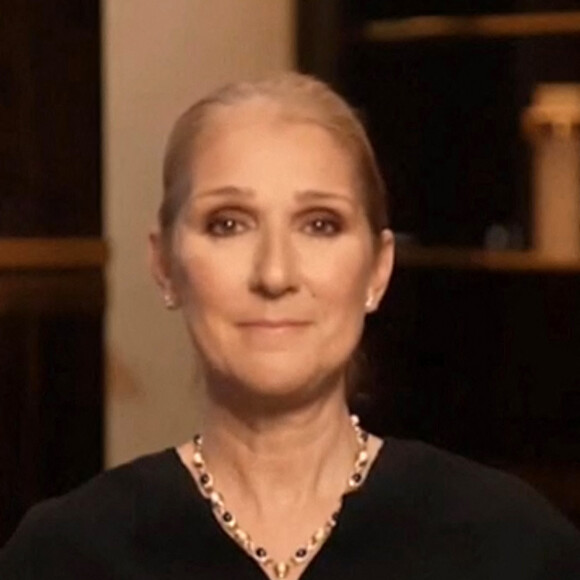 Céline Dion a annoncé ce jeudi (08/12/2022) le report une nouvelle fois de sa tournée européenne. " J'éprouve des problèmes de santé depuis longtemps et ce n'est pas facile pour moi d'y faire face. Ça m'attriste énormément de devoir vous dire que je ne serai pas prête à recommencer ma tournée en Europe en février ", a-t-elle expliqué, visiblement émue, dans une courte vidéo diffusée sur son compte Instagram. Les spectacles prévus du 26 août au 4 octobre restent toutefois à l'affiche. Elle jouera notamment du 1 au 10 septembre au Paris la Défense Arena. © Capture Instagram via Bestimage 