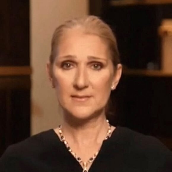 Céline Dion a annoncé ce jeudi (08/12/2022) le report une nouvelle fois de sa tournée européenne. " J'éprouve des problèmes de santé depuis longtemps et ce n'est pas facile pour moi d'y faire face. Ça m'attriste énormément de devoir vous dire que je ne serai pas prête à recommencer ma tournée en Europe en février ", a-t-elle expliqué, visiblement émue, dans une courte vidéo diffusée sur son compte Instagram. Les spectacles prévus du 26 août au 4 octobre restent toutefois à l'affiche. Elle jouera notamment du 1 au 10 septembre au Paris la Défense Arena. © Capture Instagram via Bestimage 