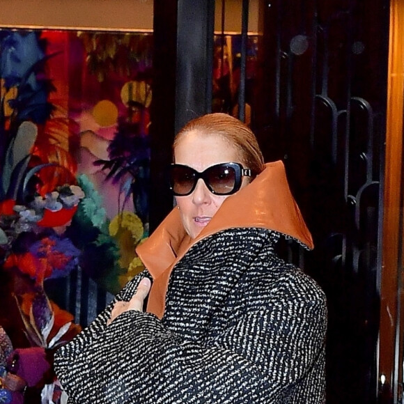 Céline Dion porte un manteau surdimensionné JW Anderson à New York City, New York, Etats-Unis, le 6 mars 2020. 
