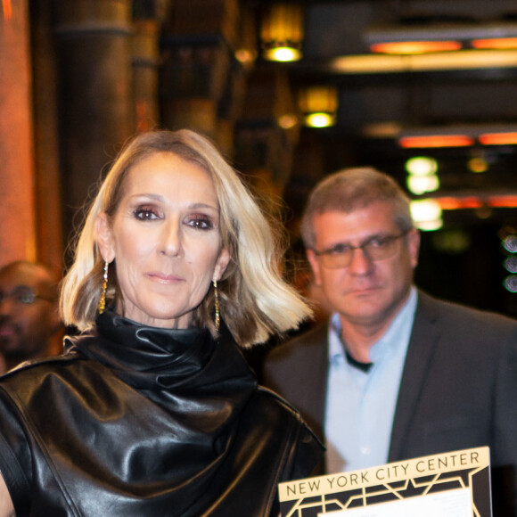 Céline Dion quitte un théâtre de Broadway à New York le 4 février 2020. Elle a assisté à la pièce "Nederlands Dans Theatre" au New York City Centre. La chanteuse canadienne de 51 ans porte un haut en cuir sans manches, des gants assortis, une jupe multicolore et des bottes noires. 