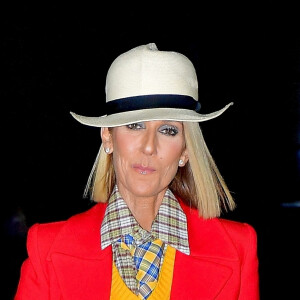Céline Dion porte un ensemble coloré et un chapeau blanc à la sortie du Barclays Center à New York le 28 février 2020. 