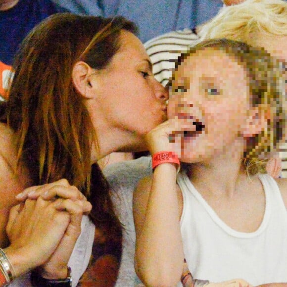 Manon, la fille de Laure Manaudou et Frédérick Bousquet, avec sa maman lors des Championnats de France de natation à Montpellier