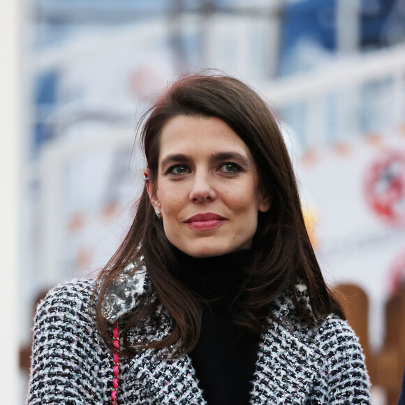 La princesse Charlène de Monaco, accompagnée des ses enfants le prince Jacques de Monaco, marquis des Baux, et la princesse Gabriella de Monaco, comtesse de Carladès, Charlotte Casiraghi, Mélanie de Massy et Georges Marsan, le maire de Monaco, lors de l'inauguration du marché de Noël à Monaco, le 2 décembre 2022. © Jean-Charles Vinaj/Pool Monaco/Bestimage