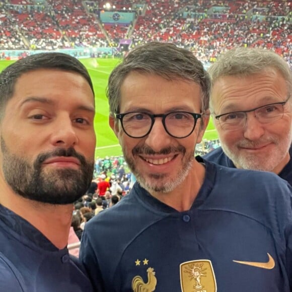 Hugo Manos encourage l'équipe de France au Qatar avec Laurent Ruquier et Florian Gazan. Le 10 décembre 2022.