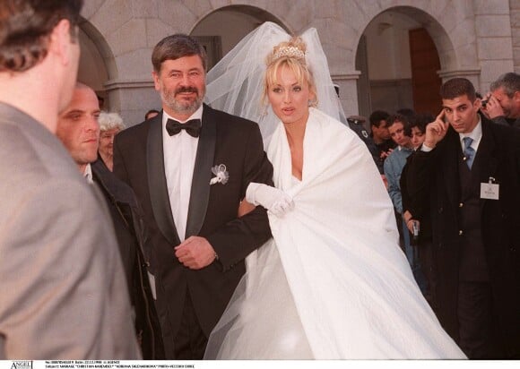 Mariage d'Adriana Karembeu et Christian en Corse, à Porto-Vecchio, elle pose avec son papa