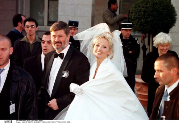 Mariage d'Adriana Karembeu et Christian en Corse, à Porto-Vecchio - elle pose avec son père