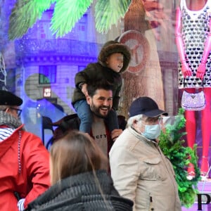 Exclusif - Christophe Beaugrand emmène son fils Valentin (3 ans) découvrir les vitrines de Noël des Grand Magasins à Paris le 19 décembre 2022.