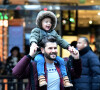 Exclusif - Christophe Beaugrand emmène son fils Valentin (3 ans) découvrir les vitrines de Noël des Grand Magasins à Paris le 19 décembre 2022.