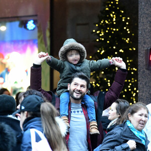 Exclusif - Christophe Beaugrand emmène son fils Valentin (3 ans) découvrir les vitrines de Noël des Grand Magasins à Paris le 19 décembre 2022.