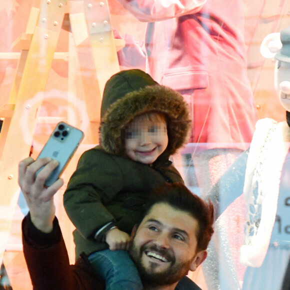 Exclusif - Christophe Beaugrand emmène son fils Valentin (3 ans) découvrir les vitrines de Noël des Grand Magasins à Paris le 19 décembre 2022.