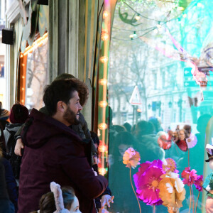 Exclusif - Christophe Beaugrand emmène son fils Valentin (3 ans) découvrir les vitrines de Noël des Grand Magasins à Paris le 19 décembre 2022.