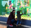 Exclusif - Christophe Beaugrand emmène son fils Valentin (3 ans) découvrir les vitrines de Noël des Grand Magasins à Paris.