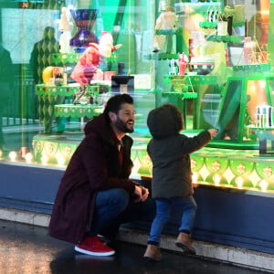 Exclusif - Christophe Beaugrand emmène son fils Valentin (3 ans) découvrir les vitrines de Noël des Grand Magasins à Paris.
