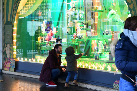 Exclusif - Christophe Beaugrand emmène son fils Valentin (3 ans) découvrir les vitrines de Noël des Grand Magasins à Paris.