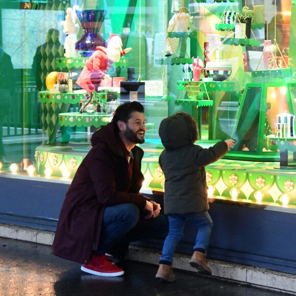 Exclusif - Christophe Beaugrand emmène son fils Valentin (3 ans) découvrir les vitrines de Noël des Grand Magasins à Paris.