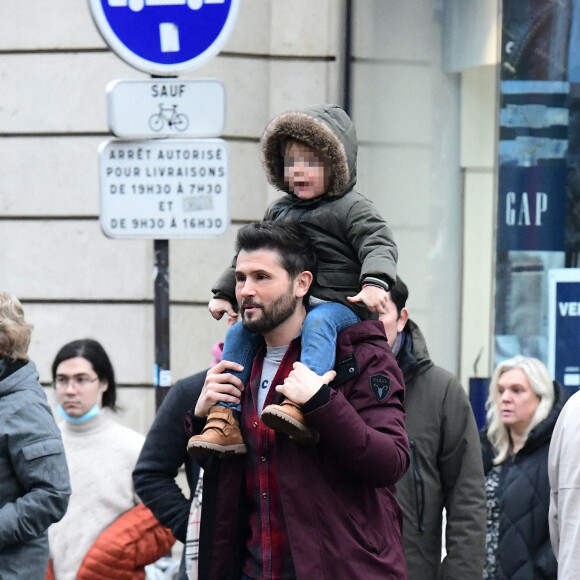 Exclusif - Christophe Beaugrand emmène son fils Valentin (3 ans) découvrir les vitrines de Noël des Grand Magasins à Paris le 19 décembre 2022.