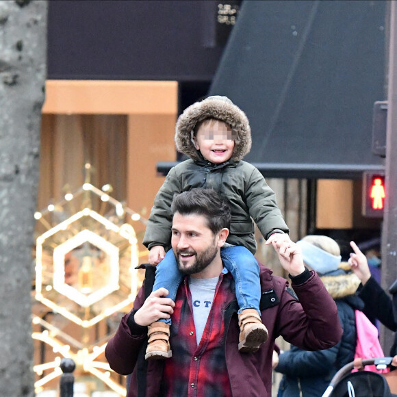 Exclusif - Christophe Beaugrand emmène son fils Valentin (3 ans) découvrir les vitrines de Noël des Grand Magasins à Paris le 19 décembre 2022.