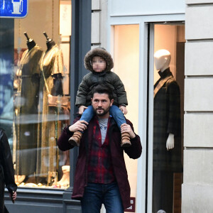 Exclusif - Christophe Beaugrand emmène son fils Valentin (3 ans) découvrir les vitrines de Noël des Grand Magasins à Paris le 19 décembre 2022.