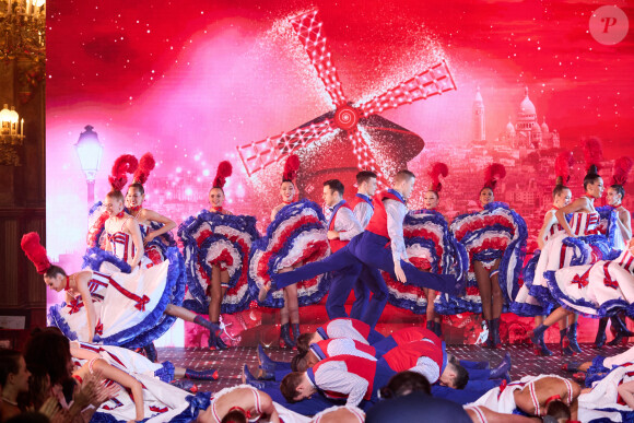 Exclusif - Les danseuses et artistes du Moulin Rouge - Enregistrement de l'émission "La grande soirée du 31 à Fontainebleau" au Château de Fontainebleau, diffusée le 31 décembre sur France 2. MENTION OBLIGATOIRE DE CREDITER: "Les danseuses du Moulin Rouge". © Cyril Moreau-Tiziano Da Silva / Bestimage