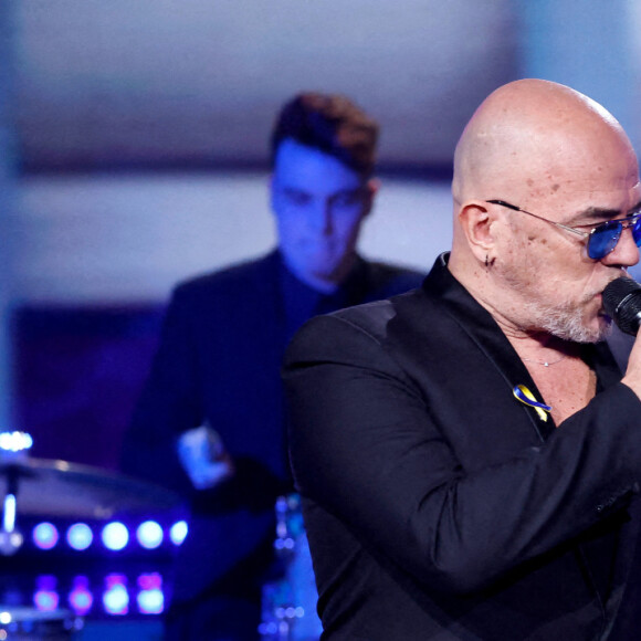 Semi Exclusif - Pascal Obispo, Florent Pagny - Emission spéciale "Unis pour l'Ukraine" à la Maison de la Radio et de la Musique, diffusée en direct sur France 2 et présentée par Nagui et Leïla.Kaddour à Paris le 8 mars 2022. France Télévisions et Radio France s'associent, face à l'urgence humanitaire, pour soutenir et aider le peuple ukrainien et toutes les populations touchées par le conflit, sur place et dans les pays limitrophes. Le service public s'engage aux côtés de la Croix-Rouge française, qui lance un appel aux dons financiers, pour faire face aux besoins humanitaires, qui ne cessent de s'intensifier. Cette soirée spéciale est diffusée en simultané sur France 2 et France Inter avec un concert exceptionnel en direct, avec la participation des formations musicales de Radio France. Avec cette soirée, France Télévisions et Radio France permettent aux Français de répondre concrètement à l'urgence humanitaire, à l'intérieur et à l'extérieur de l'Ukraine, à travers des dons à la Croix-Rouge française. © Cyril Moreau / Jack Tribeca / Bestimage