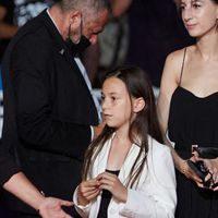 Charlotte Gainsbourg et Yvan Attal : Leur fille Alice, ventre à l'air et bijoux de corps... Son chéri ne résiste pas