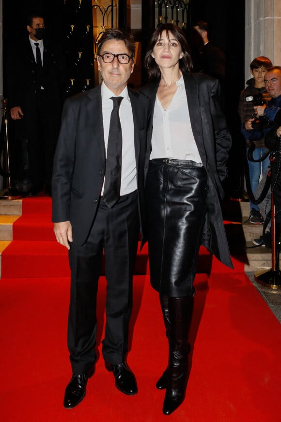 Yvan Attal et sa compagne Charlotte Gainsbourg - Arrivées à la 10ème édition du "Global Gift Gala" au Four Seasons Hotel George V à Paris. © Christophe Clovis / Bestimage 