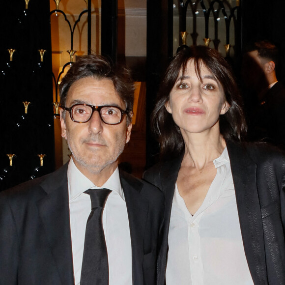 Yvan Attal et sa compagne Charlotte Gainsbourg - Arrivées à la 10ème édition du "Global Gift Gala" au Four Seasons Hotel George V à Paris. © Christophe Clovis / Bestimage 