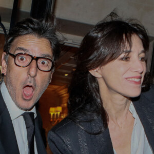 Yvan Attal et sa compagne Charlotte Gainsbourg - Arrivées à la 10ème édition du "Global Gift Gala 2022" au Four Seasons Hotel George V à Paris le 19 novembre 2022. © Christophe Clovis / Bestimage 