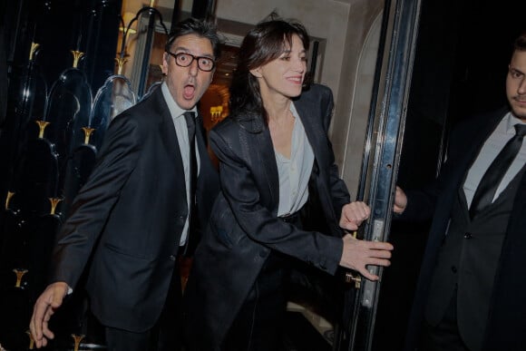 Yvan Attal et sa compagne Charlotte Gainsbourg - Arrivées à la 10ème édition du "Global Gift Gala 2022" au Four Seasons Hotel George V à Paris le 19 novembre 2022. © Christophe Clovis / Bestimage 