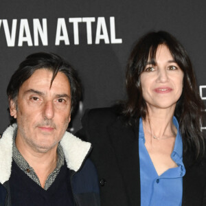 Yvan Attal et sa compagne Charlotte Gainsbourg - Avant-première du film "Les Choses Humaines" au cinéma UGC Normandie à Paris le 23 novembre 2021. © Coadic Guirec/Bestimage 