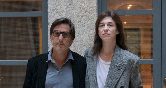 Yvan Attal et sa compagne Charlotte Gainsbourg lors d'une rencontre presse à Lyon, France, le 30 septembre 2019. © Sandrine Thesillat/Panoramic/Bestimage 