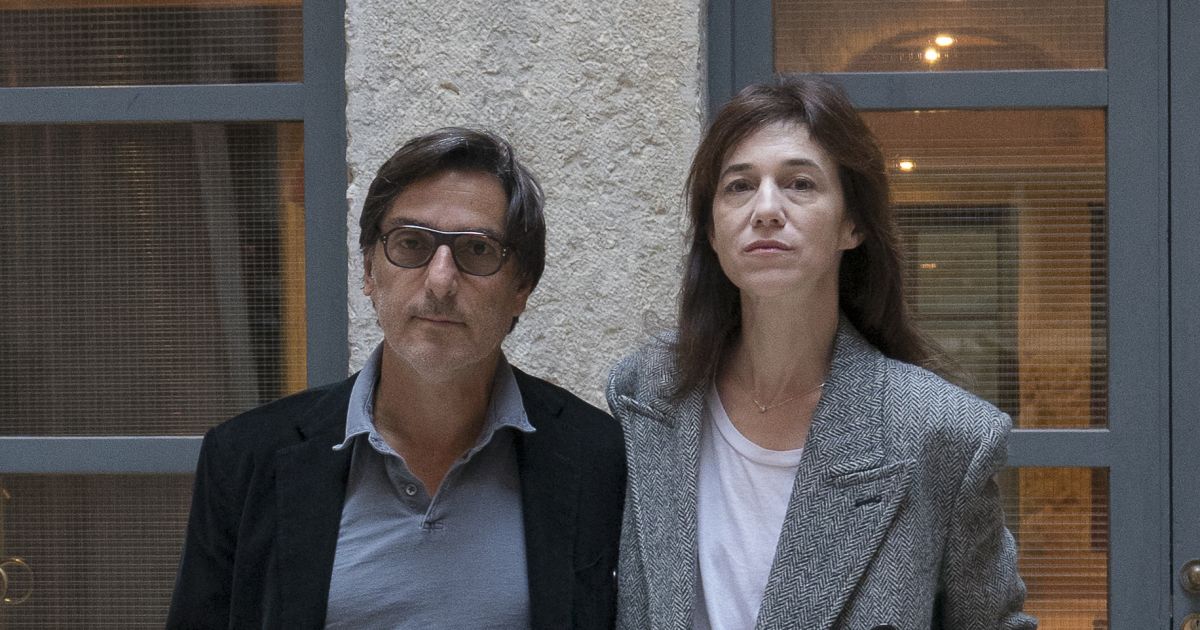 Yvan Attal Et Sa Compagne Charlotte Gainsbourg Lors D Une Rencontre Presse Lyon France Le