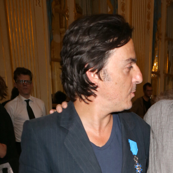 Yvan Attal, Charlotte Gainsbourg - Yvan Attal recoit les insignes de Chevalier de l'ordre national du Merite et profite de l'occasion pour demander publiquement en mariage Charlotte Gainsbourg au ministere de la culture a Paris le 19 juin 2013. 