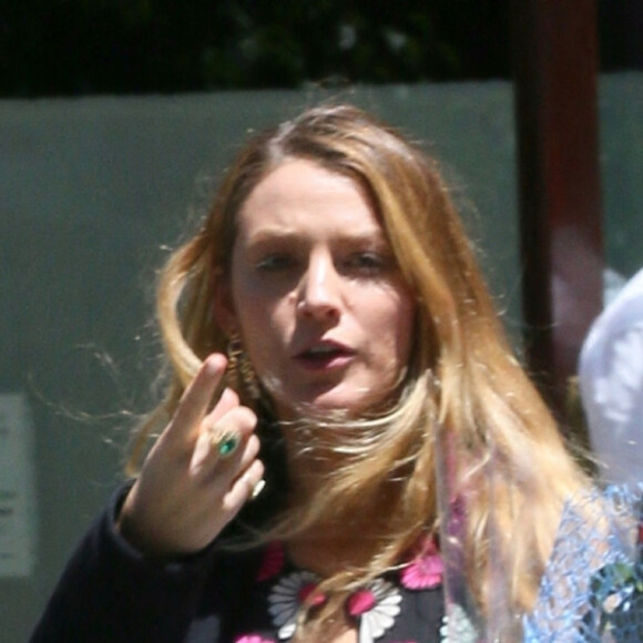 Exclusif - Blake Lively, des fleurs à la main, quitte le Greenwich Hotel à New York, le 7 juin 2022.