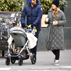 Exclusif - Blake Lively et son mari Ryan Reynolds se promènent avec leur fille Betty dans les rues de New York. Le 30 mars 2022.