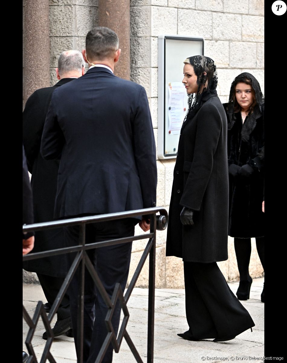 Le prince Albert II de Monaco et la princesse Charlene - Arrivées aux obsèques de l'ancien archevêque de la principauté de Monaco, Bernard Barsi en la cathédrale de Monaco le 4 janvier 2023. © Bruno Bebert/Bestimage