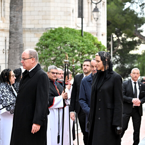 Le prince Albert II de Monaco et la princesse Charlene - Arrivées aux obsèques de l'ancien archevêque de la principauté de Monaco, Bernard Barsi en la cathédrale de Monaco le 4 janvier 2023. © Bruno Bebert/Bestimage