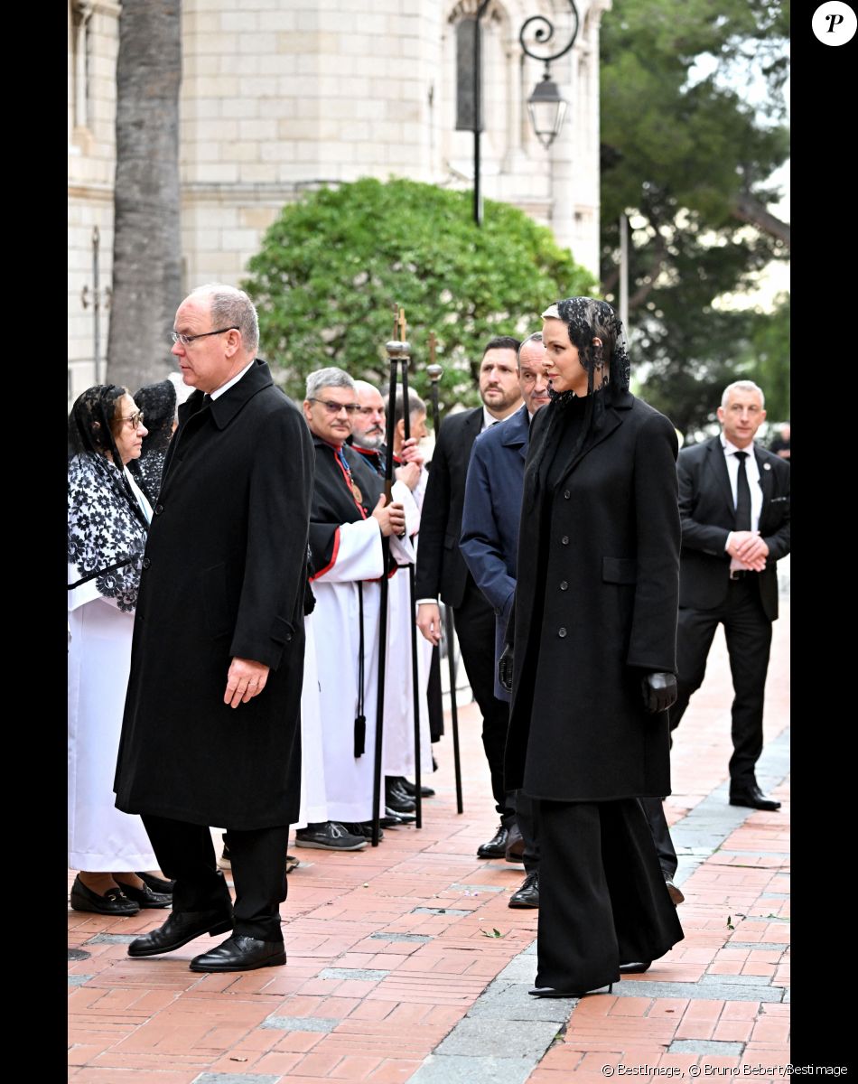 Le prince Albert II de Monaco et la princesse Charlene - Arrivées aux obsèques de l'ancien archevêque de la principauté de Monaco, Bernard Barsi en la cathédrale de Monaco le 4 janvier 2023. © Bruno Bebert/Bestimage