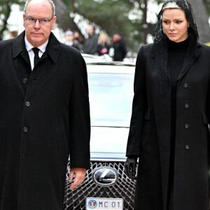 La princesse Charlene et le prince Albert - Arrivées aux obsèques de l'ancien archevêque de la principauté de Monaco, Bernard Barsi en la cathédrale de Monaco le 4 janvier 2023. © Bruno Bebert/Bestimage