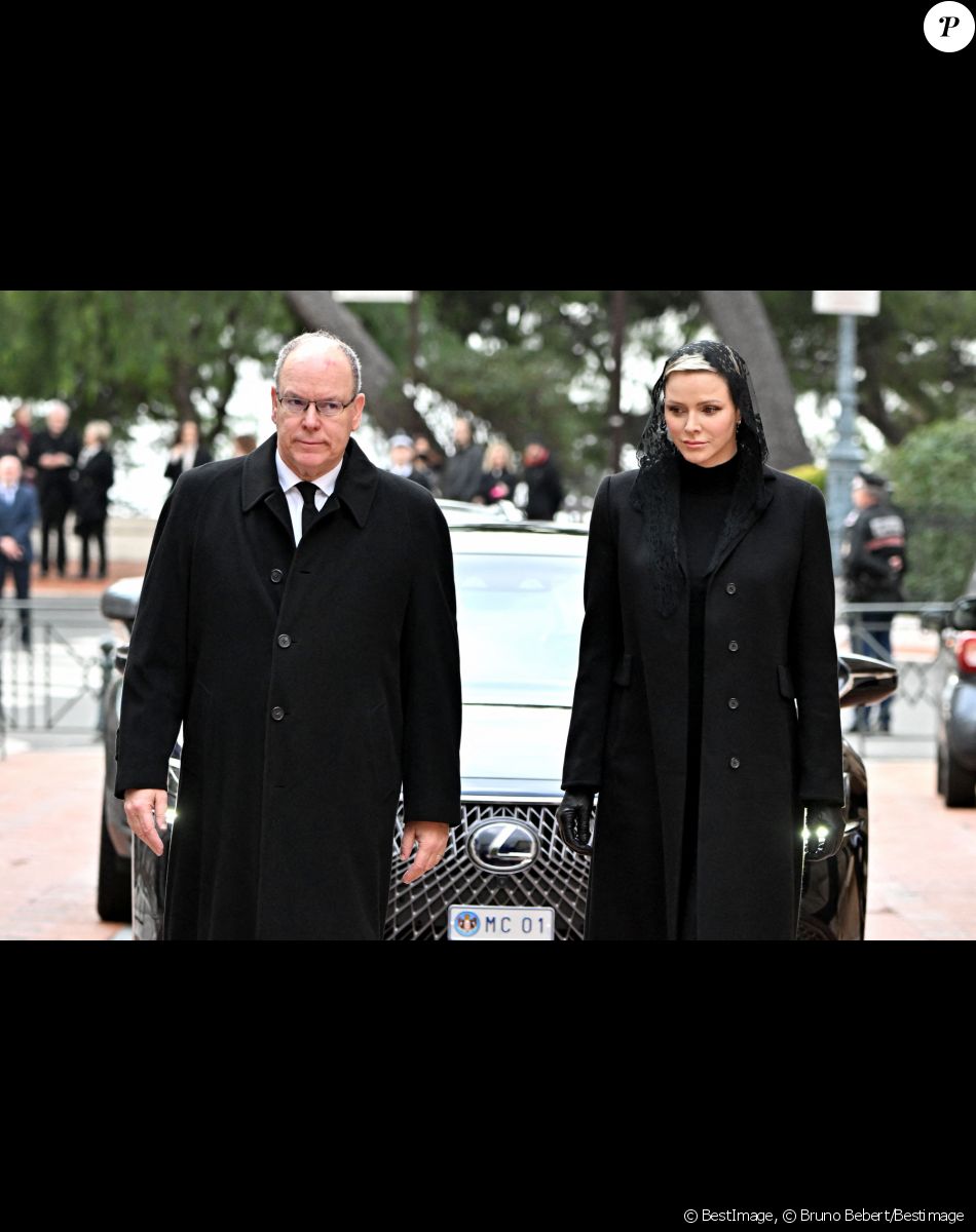 La princesse Charlene et le prince Albert - Arrivées aux obsèques de l'ancien archevêque de la principauté de Monaco, Bernard Barsi en la cathédrale de Monaco le 4 janvier 2023. © Bruno Bebert/Bestimage