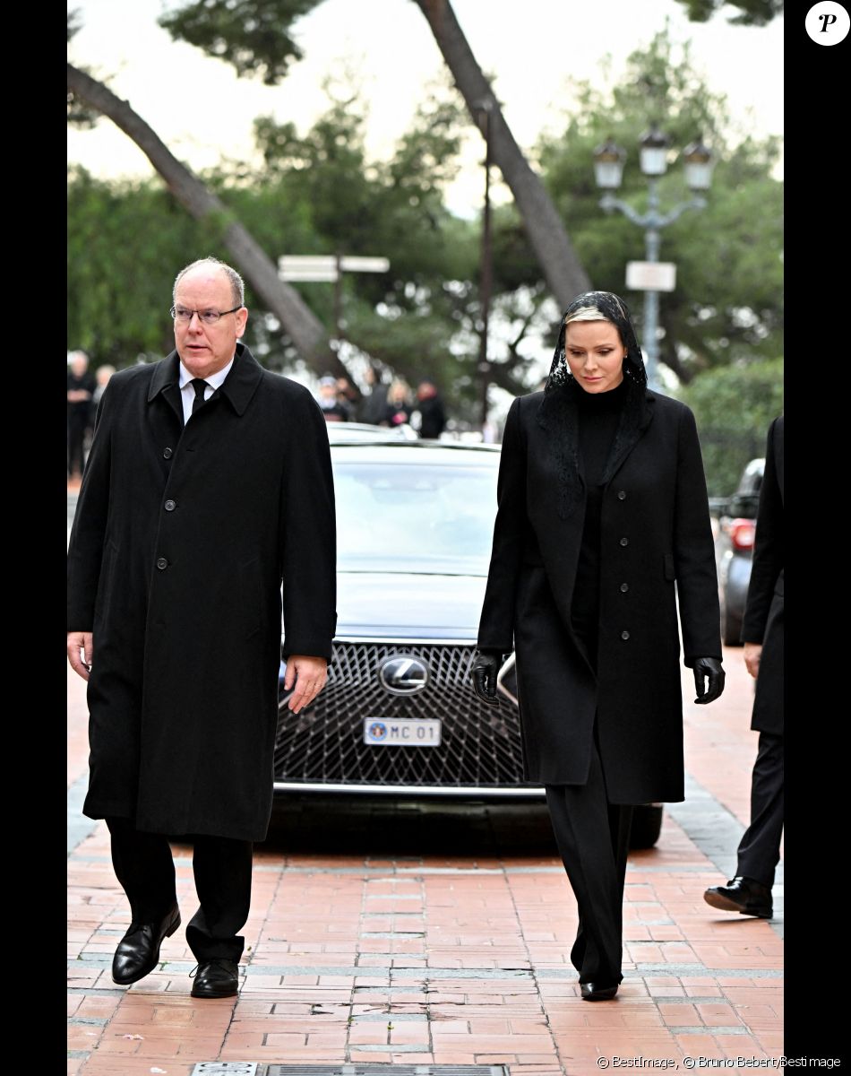 La princesse Charlene et le prince Albert - Arrivées aux obsèques de l'ancien archevêque de la principauté de Monaco, Bernard Barsi en la cathédrale de Monaco le 4 janvier 2023. © Bruno Bebert/Bestimage